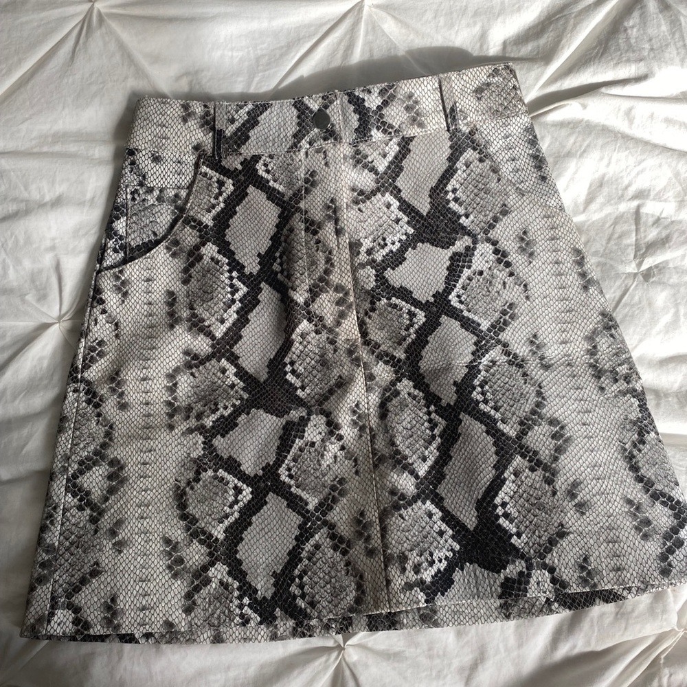 NWT Maje grey & white snake skin skirt